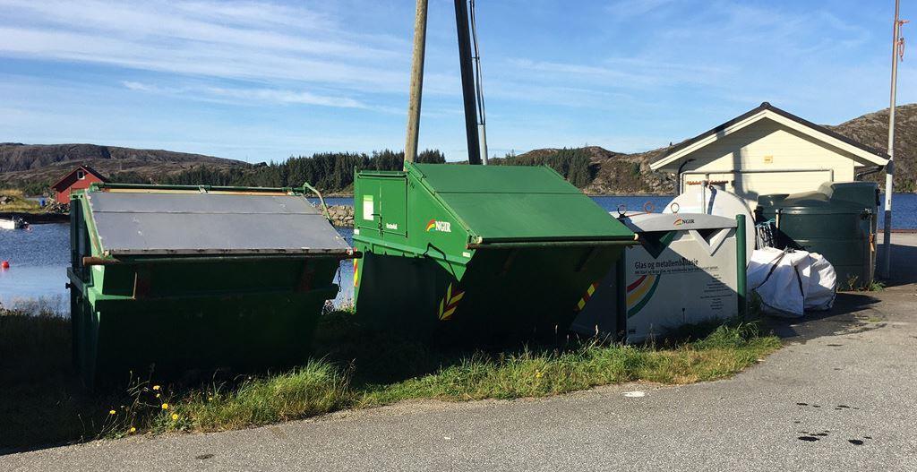 Biletet viser oppstilte avfallskontainarar i Hersvik hamn - Klikk for stort bilete